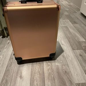 makeup lighted up case with wheels